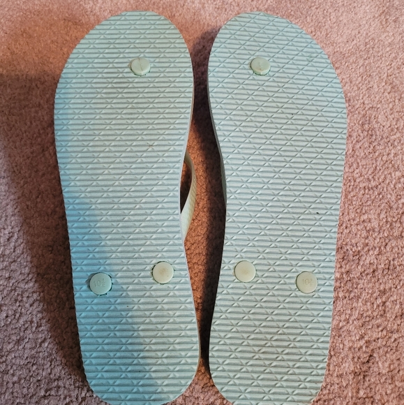 2 Pairs of Fun Cahtties Flip Flops L(9/10) - Picture 7 of 8